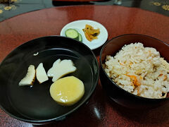 舞茸の炊き込み御飯と月とウサギのお吸い物。
月は南瓜をペーストにしたもので、ウサギはすり身とのこと。
こんなかわいくて美味しいお吸い物は初めてです！！