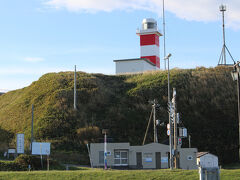 駐車場から道内で３番目に古い、赤,白色の宗谷岬灯台を眺めて