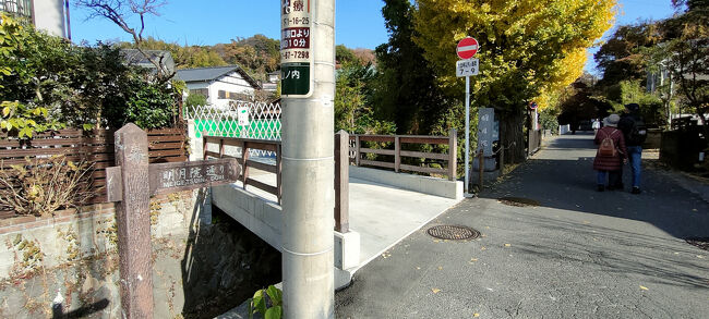 明月院通りに左折します