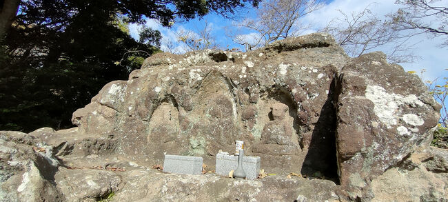 十王岩<br />岩は風化が進んでいますが、かろうじて３体の像が彫られてるのが分かります。