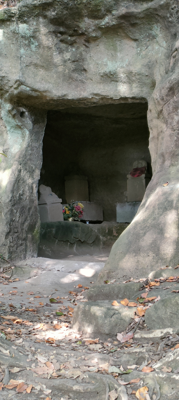 やぐらの石像にお花が供えられてました