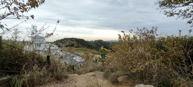 視界が開けたところは大平山展望台です<br />鎌倉パブリックゴルフ場のクラブハウスと駐車場が見えます