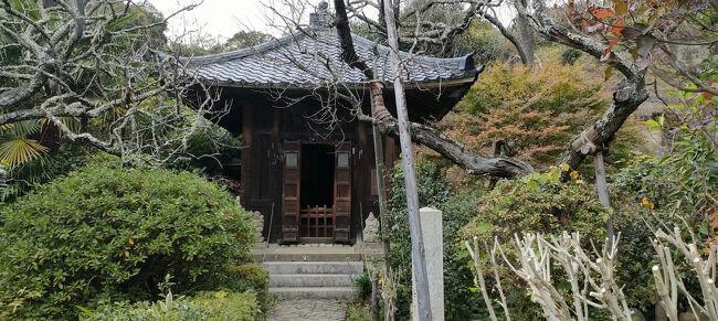 地蔵堂<br />本堂の裏に庭があるので、行ってみましょう