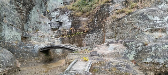 岩盤を彫刻的手法によって庭となした「岩庭」