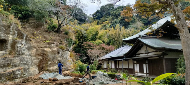 洞の前には貯清池と名付れた池があって、工事人が工事してました