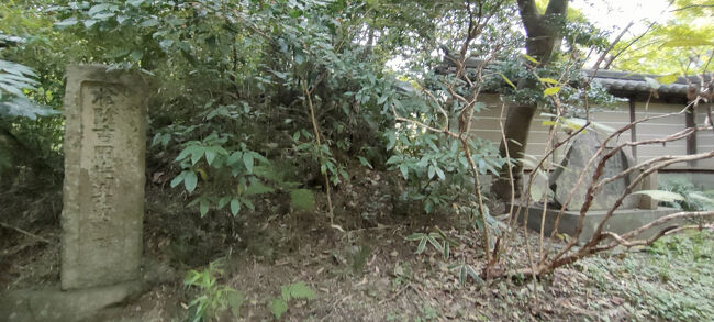 門を出たところに有った「松陰吉田留跡碑」<br />吉田松陰は、１８５４年（安政元年）下田で密航を企てる直前に、瑞泉寺の住職であった伯父の竹院和尚に会いにきたといわれるそう<br />