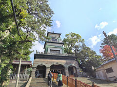 独特な山門が目を引きます。
