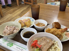 花笠食堂さんのレトロなディスプレイに惹かれて入ってみました。
ローカルな雰囲気漂う店内、沖縄っぽいものが早速食べたい我々にベストなお店でした。