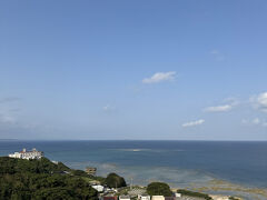 そして地元のお友達と合流して車で知念岬まで連れてきてもらいました。
お友達が教えてくれなかったら知らなかったスポット…！
見晴らしが良く海の広さを味わえます。