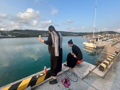 知念岬でボーッとした私達は、この後奥武島へもずくの天ぷらを食べに寄ってみましたが、夕方だったのでもう天ぷらがあまり残っておらず、もずくの天ぷらには出会えませんでした。

島の中学生くらいの男の子達が大勢で海に飛び込んで遊んでいて、地元が海近くだとこんなに楽しい遊びも出来るのかと感動しました。わんぱくな良い風景でした。