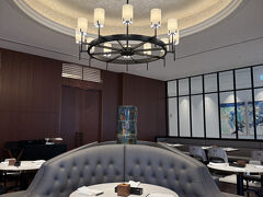 そして次の日はランチに名城ビーチホテルへ！

こちらは新しく出来たホテルみたいで、友達がここのビュッフェを食べた時に美味しくて感動したとのことで気になりみんなで連れて来てもらいました。

お一人￥5000です。