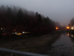 ６時を過ぎて
朝日を浴びた紅葉がきらき。。え。
予報と違い昨日降った雨で
キリで真っ暗(ﾟДﾟ;)