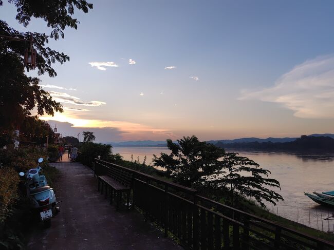 チェンカーンに着くとちょうど夕暮れ時。バンは各々のホテルまで送ってくれるのですが、良い感じの時間だったので手前で下ろしてもらいメコン河沿いを散策することに。