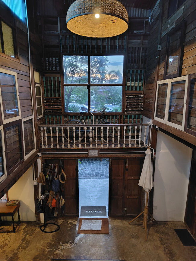 散策を終えて、予め予約してあったホテルにチェックインします。<br />窓がある部屋でしたが日当たりが悪く、エアコン無しでも天然の涼しさが心地良くて良い部屋に当たったと思います。<br />熱いタイで日当たりが悪いは褒め言葉になるよね。