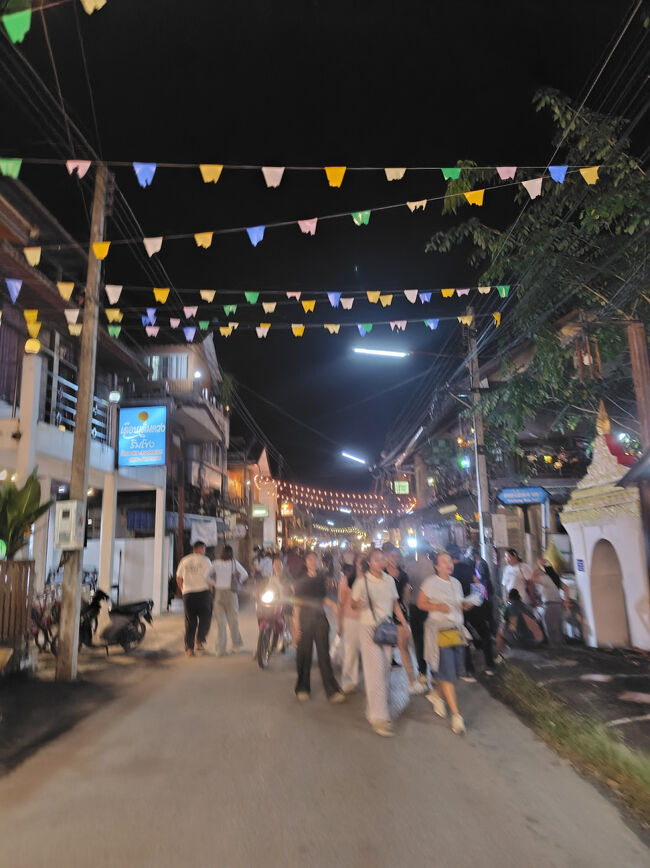 一人客なので長居してお店や他のお客様に迷惑をかけるわけにはいきません。シンハー1本スキッと開けたらウォーキングストリートにくりだします。