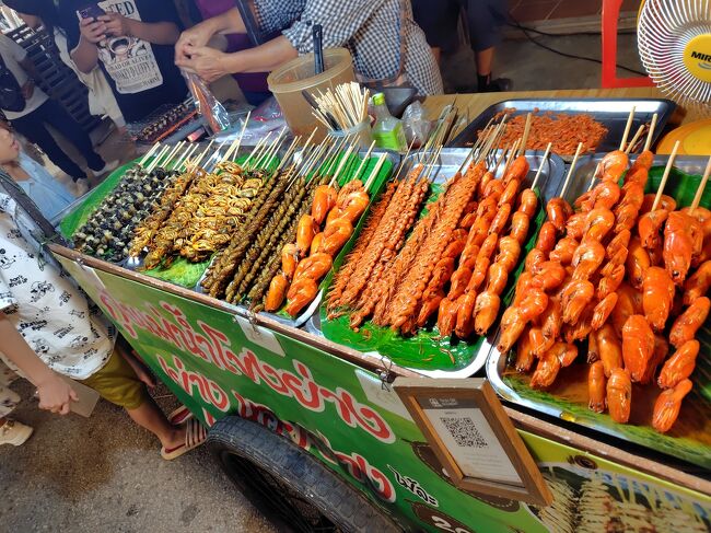 海老の串焼きみたいなやつが名物らしいです。日本で言うと伊勢のおかげ横丁くらいの人並みですが、歩きながらビールを飲んでいるステキなロコたちもちらほらでした。