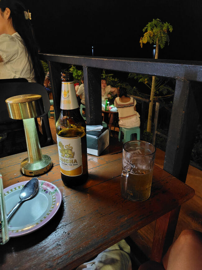 ウォーキングストリートを散策した後、川沿いのお店でやります。<br />後ろの席に座っていた地元の二人組が、日本人かとか話しかけてくれて、行くべきスポットを教えてもらいました。<br />18歳だという素朴な彼女たち、正直可愛すぎて美人局じゃないかと心配になるほどでした。<br />で、タレーモックとゲーンクックーに行くべしと教えてくれました。<br />オッケー、明日の早起き確定のため今日は酒を控えめに。