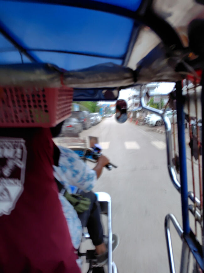 年を取ると前調べが億劫になってしまい、行き当たりばったりの旅行になってしまいますが、ここチェンカーンは有名な観光地なので観光客のニーズを満たす土壌が確立している感じなので、困りませんでした。<br />適当に拾ったトゥクトゥクでタレーモックに向かいます。