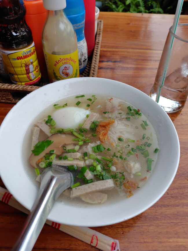 来たときと同じようにピックアップトラックの積み荷となり麓まで降り、来た時のトゥクトゥクに乗って帰りました。<br />やっと朝飯ですよ。<br />さっき五平餅ともち米のオヤツを食べたのは別腹なのさ。<br />カオピヤックというベトナムルーツと思われる汁麺ですね。<br />麺はモチモチしこしこ、スープは素朴なようでいて塩みと味が強すぎるかなぁと思いました。