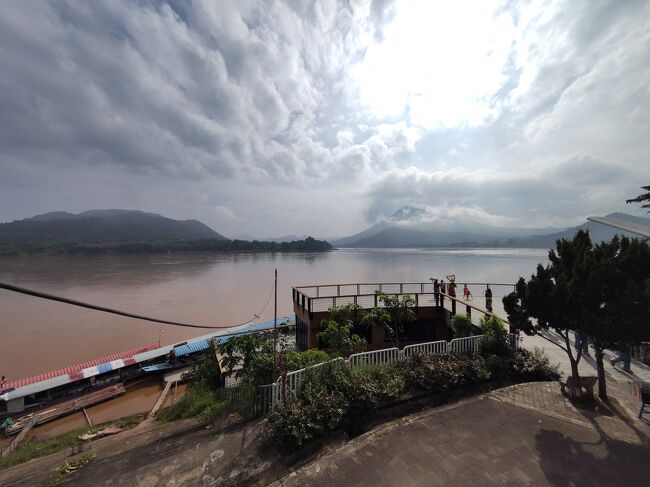 その後はゲーンクッククーというメコン河が急激に蛇行している名勝地に行きました。<br />不思議なひらけた感じの景色で、流れも複雑で見ていて飽きないのですが、暑いって罪よね。