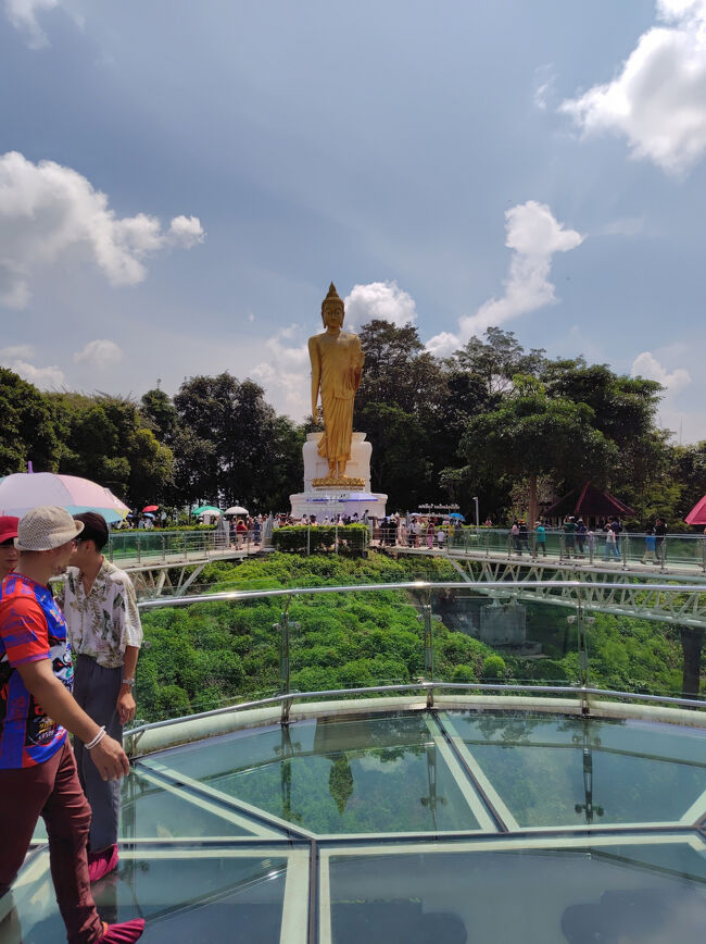 そして、スカイウォークに移動です。<br />ますますめちゃ暑くて傘差して歩きました。