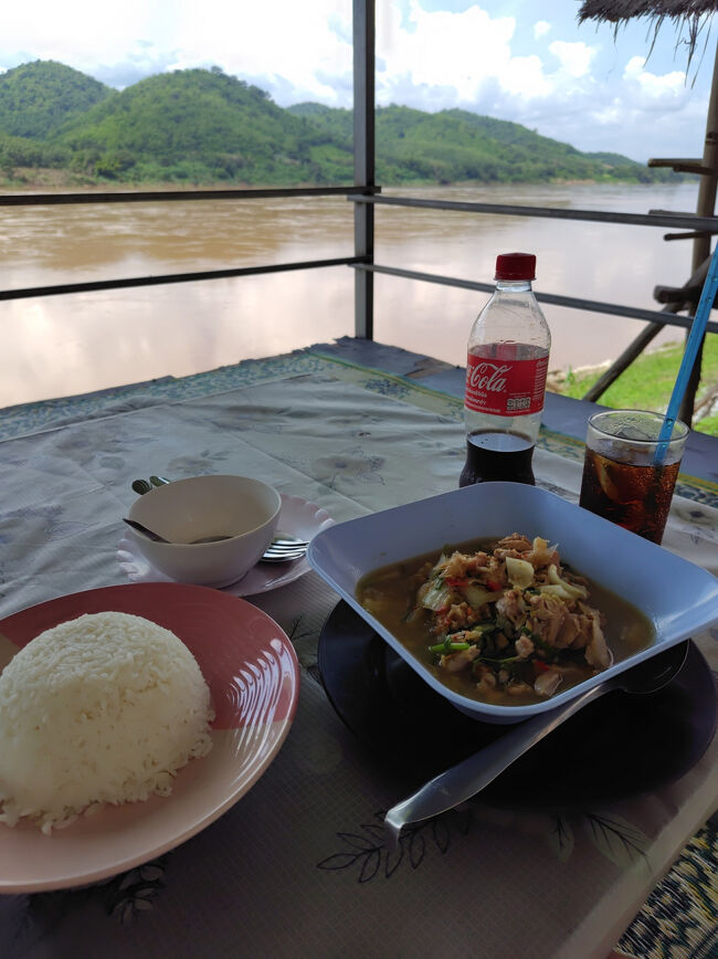 スカイウォークからの帰りにメコン河沿いのレストランで腹ごしらえしました。<br />ゲーンオームと白ご飯。<br />自分はディルが大好きなのでディルたっぷりのこの料理は堪りません。<br />ディルはタイ語でパクチーラーオ、つまりラオスのパクチーと言います。<br />川向うの緑が映える山はもうラオスです。<br />実はタレーモックの後ウォーキングストリートでバイクをレンタルして、バイクで移動してますのて、珍しくコーラでやりましたよ。