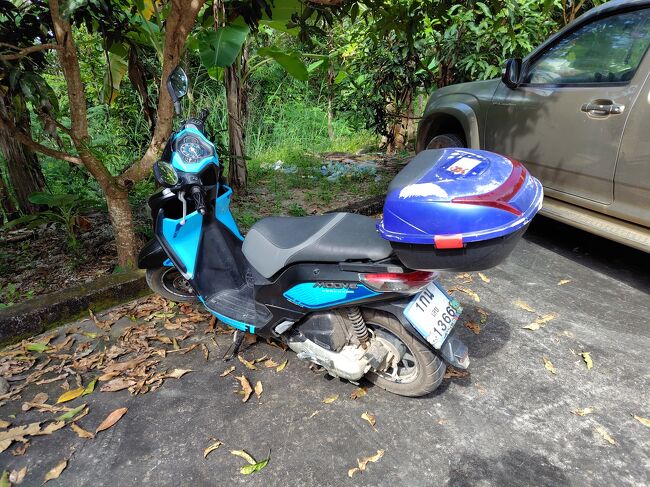 さてこの日借りたバイクはこちら。<br />最後燃料切れでガソスタに行ったのですが、タイのガソリンの種類が多すぎて何を入れたら良いのかわからず困りました。<br />そういうときは、「大将、きょうのお任せは？」<br />ガソスタのアンちゃんに聞いて適合しそうなやつを適当に入れてもらいました。