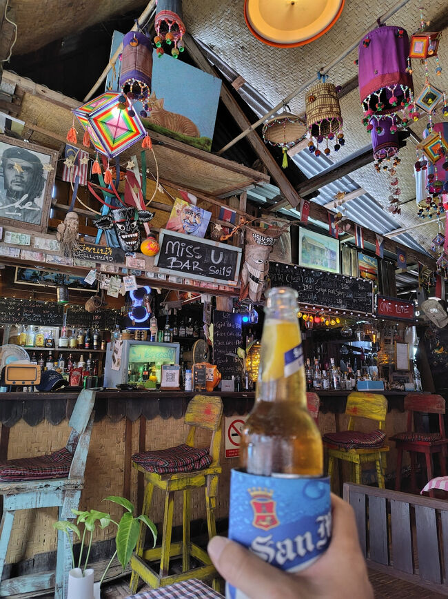 バイクは24時間貸してくれるのですが、大事な用事があるため早々に返却しました。<br />大事な用事とは、これだッッッ！<br />非常に暑かったのでサンミゲルライトで始めます。<br />これはコロナビールのようにしてカットライムをぶっ刺して飲むスッキリ飲み口の夏向けビール。<br />ここのお店はなぜかレモンでしたが。