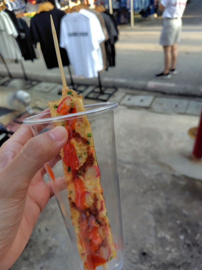 ちょっとストリートフードも調達して飲みを本格稼働しようという試み。<br />飲みながら歩いている人もいますが、本格的に飲むなら何処かに腰を落ち着けたいものです。