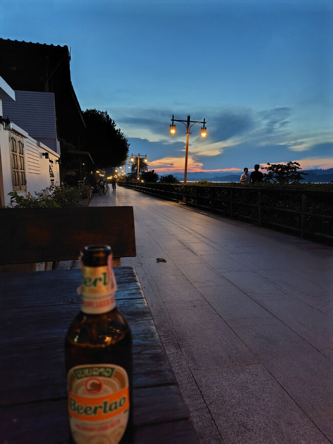 河沿いのバーに着席。メコン河の向こうはラオスという立地で、ビアラオを出すお店も多いですね。ビアラオはすごく美味しいからね。<br />BGMがビートルズでして、何か頑なな信念があるお店だったのかもしれません。