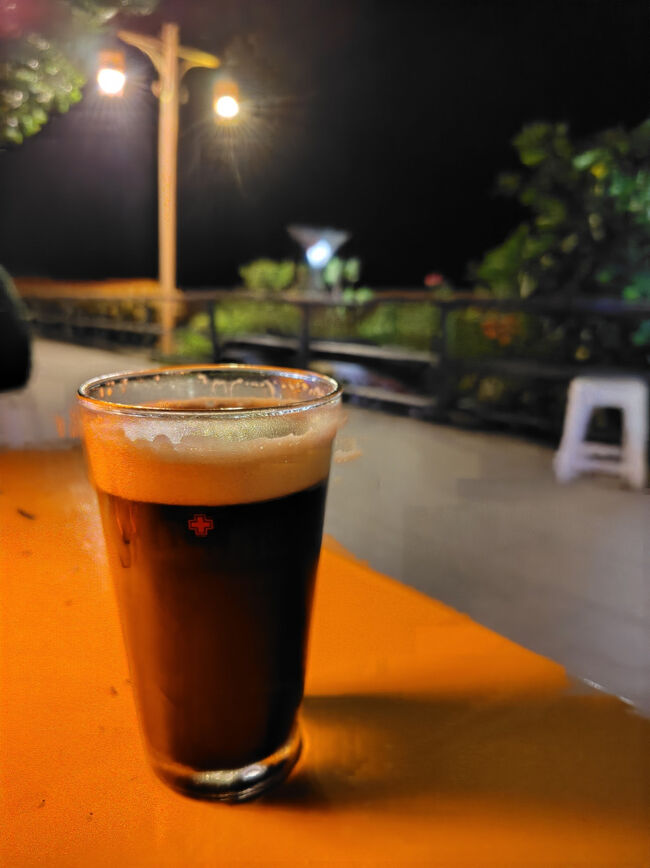 さて、河沿いの散歩道はまだ続いて行くのです。<br />夜を簡単には終わらせないけど、酔っ払って歩いて帰れなくなるわけでもない程よい距離。<br />なので、また途中で地ビール屋さんに寄ってしまいますよ。<br />昨日の所に書いていませんでしたが実は昨日も寄っちゃっていて、連続で来てしまったのでした。<br />@Jo+Beer-Craft Beer Bar