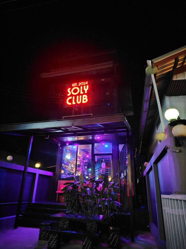 へへへ、しかしまだホテルには帰らないんだなー！<br />趣向を変えてバーにも立ち寄り。<br />この自由度が良いでしょ一人旅。