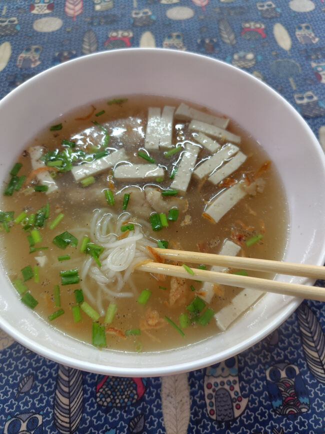 だけどだけど、ローカル料理のデータベースを厚くしたいので、カオピヤックも食べちゃう。<br />昨日食べたのと同じ感じ。<br />同じスープの素使ってんのかな。