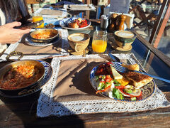 前日、気球から戻ってきたらツアーに参加しようと思っていたけど、5時半ピックアップで気球体験が1時間だと
ほとんどのグリーンツアーは8時半なので間に合わないかも・・・と思ってツアーの参加は諦めることにしました。

ホテルに戻ってきたのは8時50分。
やっぱり無理だったねって、この後どうしようかと相談していると、娘がwhatupでツアー会社に聞いたら9時50分にホテルに来てくれるところがあると。
グリーンツアーでイハラバレーがあるなら、私が参加したいツアー。
しかも、2600円って安くない？
すでに軽食食べていて急いで食事をしているはずなのに、その割に盛った量が多いって話は・・・
