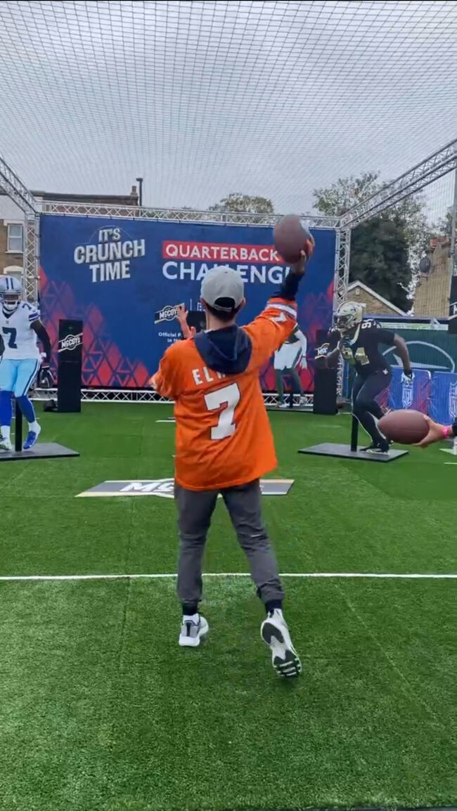 5個ある的のうち、ランダムに光る的に当てていくゲーム。時間は1分くらいでしょうか。一応学生時代にクォーターバックだった経験があるのですが、結局3回くらいしか的に当たりませんでした。<br />ちなみに特に景品などは無く、体験して楽しむもので、何回も列に並んで挑戦している人もいました。