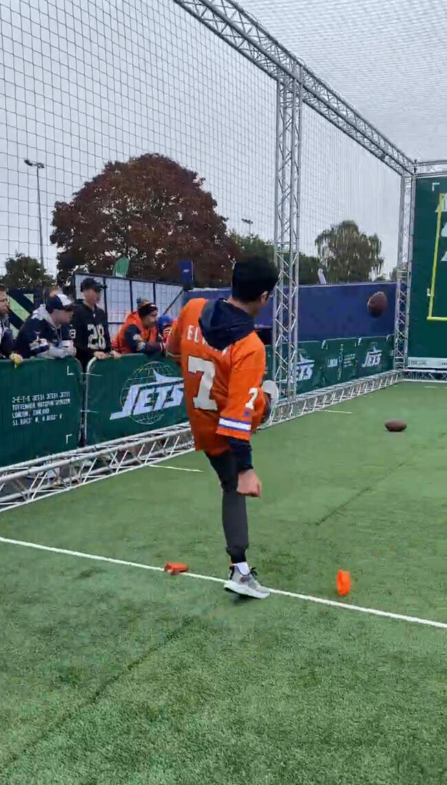 次にフィールドゴールチャレンジへ。3個のボールを蹴ってゴールに入れるゲーム。残念ながらキッカーの経験も無く、サッカー経験者でも無いので、結果は一つも入らずでした。