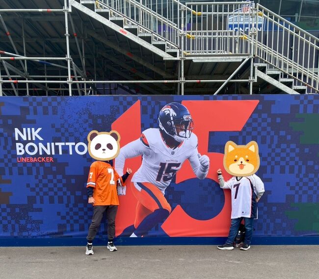 その後、ブロンコス選手の写真の前で記念撮影してもらったりしてスタジアム周辺を散策。