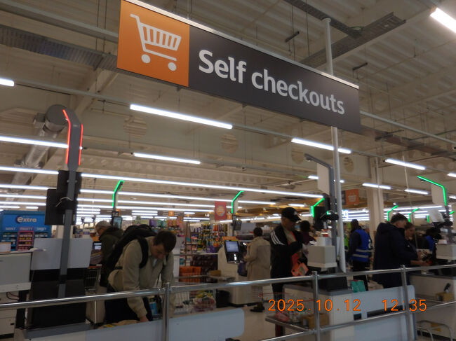 時間潰しにスタジアムの近くにあったスーパーにも立ち寄り。