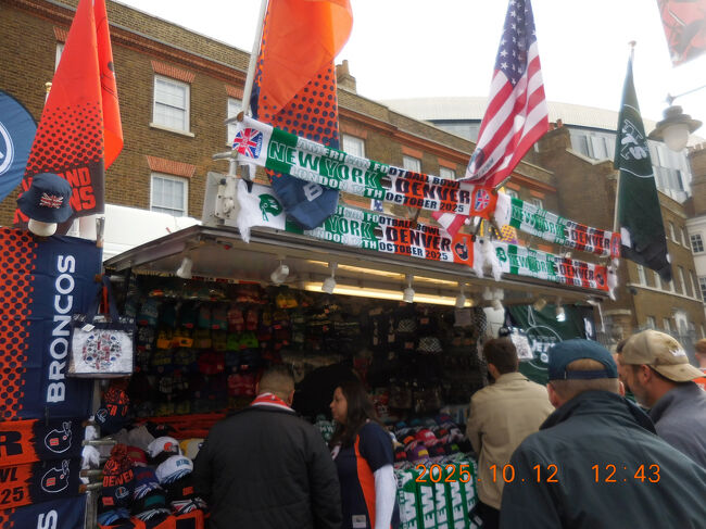 露店グッズ販売店。オフィシャルショップでは見かけなかった物がありましたが、特に何も購入せず。