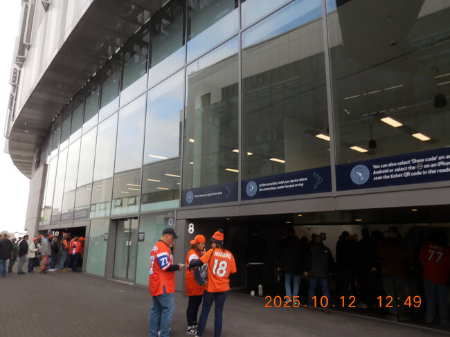 一般入場が始まる12時半過ぎに手荷物検査を通過してスタジアム入口へ。<br />この先に自動改札ゲートがあり、チケットのQRコードをかざしてスタジアムに入りました。