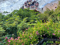 【Rock Bar＠AYANA】

ケーブルに乗る前に予約の確認がある。
眼下に見えるラウンドデッキが最高の席だが、AYANA VILLASの宿泊客限定なので我が家には資格がない。