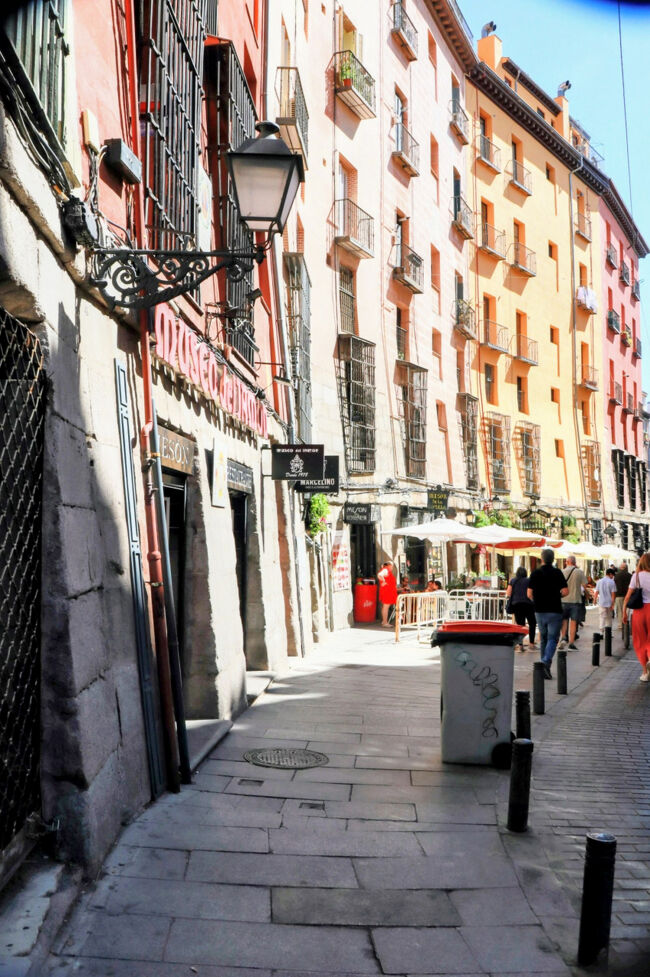 ヨーロッパの街並みは高さが同じ建物がずっと続いていて、歩いていて心地よい