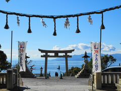 伊和都比売神社といえばこの風景。

しめ縄ごしに鳥居、そして海、灯台。