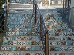 平日はほとんど閉まっています。

それでもこのタイルがはめ込まれた階段はなかなかフォトジェニックですね。
坂の途中から振り返ってみたところです。上が伊和都比売神社になります。