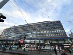 地下鉄駅前のソコスデパート。前にこちらの前で、山本選手と横井選手がじゃんけんしてましたね笑