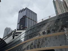 この後、ヴィトンまで歩きました。今回は予約が取れず、、、。残念でした