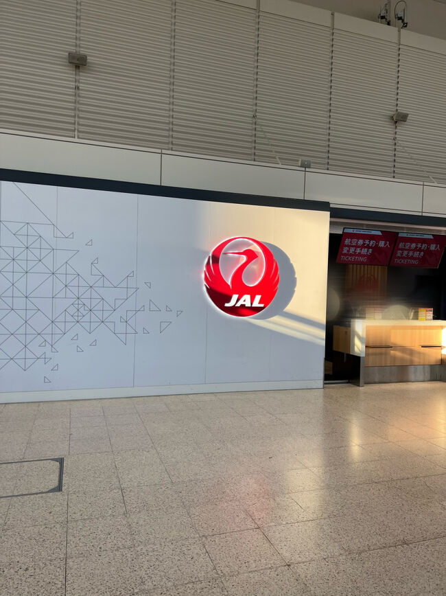 【DAY1】<br />7:27<br />おはようございます^_^<br />沖縄へ行ってきまーす＼(^o^)／<br /><br />モノレールで伊丹空港へ、北ターミナルのJALに到着しました