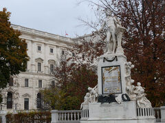 ゲーテの銅像からウィーン王宮のあるブルク公園に入ります。
この公園にはモーツアルトの大理石の像がありました。

モーツァルトはオーストリアのザルツブルグ生まれ。
パトロンだったザルツブルグ大司教と喧嘩別れして、ウィーンに出てきました。
時の神聖ローマ皇帝・ヨーゼフ２世に認められて宮廷音楽家になり、３５歳の若さで病死するまでウィーンで多くの作曲をしています。