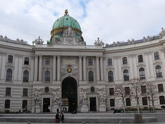 ブルグ公園から王宮の正面、ミヒャエル広場前へ。
この王宮は、ハプスグルグ家の住居となっていた王宮です。
