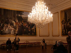 王宮は「シシィ博物館」から「皇帝の部屋」になります。
フランツ・ヨーゼフ時代の住居を保存、復元しています。

フランツ・ヨーゼフは18歳の若さでオーストリア皇帝に就任し、在位68年、第一次世界大戦のさなかに亡くなりました。
実質最後のハプスブルグ家当主、オーストリア皇帝とされます。
そのおだやかな人柄から、当時の国民から絶大な敬愛を寄せられ「国父」と呼ばれました。
やはり在位64年、日本の昭和天皇みたいなものでしょう。
